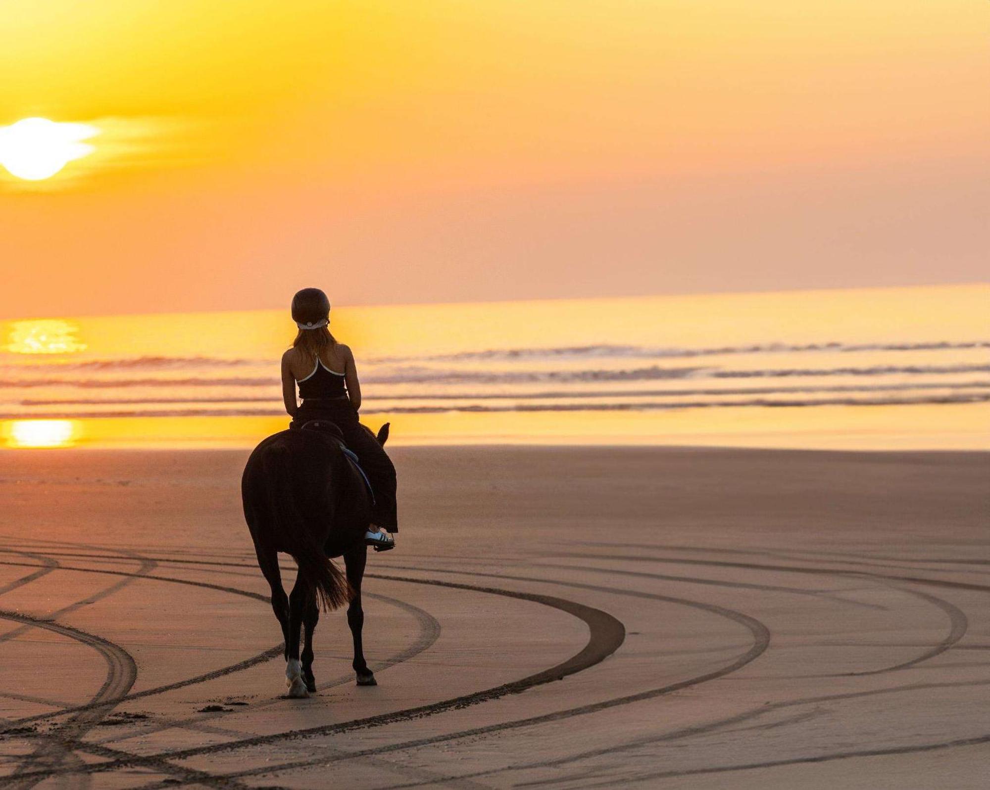 Mazagan Beach & Golf Resort El Jadida Dış mekan fotoğraf Horse riding on the beach at the resort